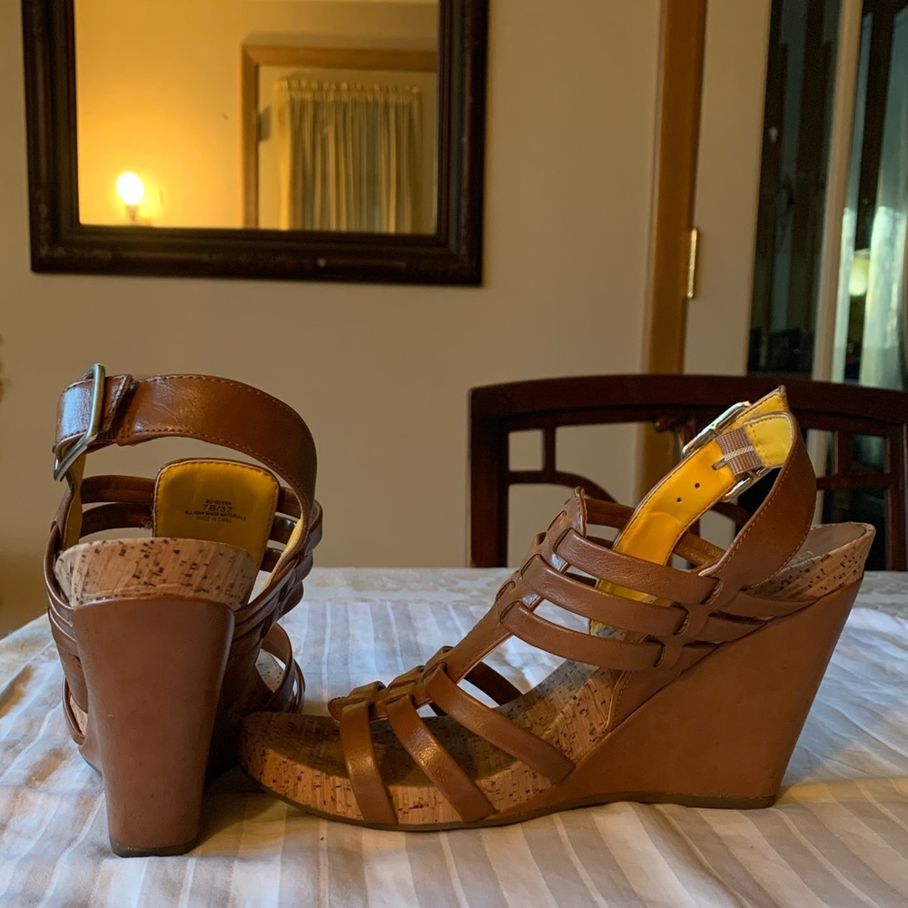 BCBGeneration. Sz 7 Brown Wedge sandals